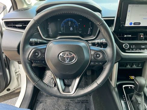 Used 2023 Toyota Corolla Cross XLE w/ Convenience Package image 11