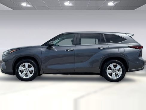 Used 2025 Toyota Highlander LE FWD image 6