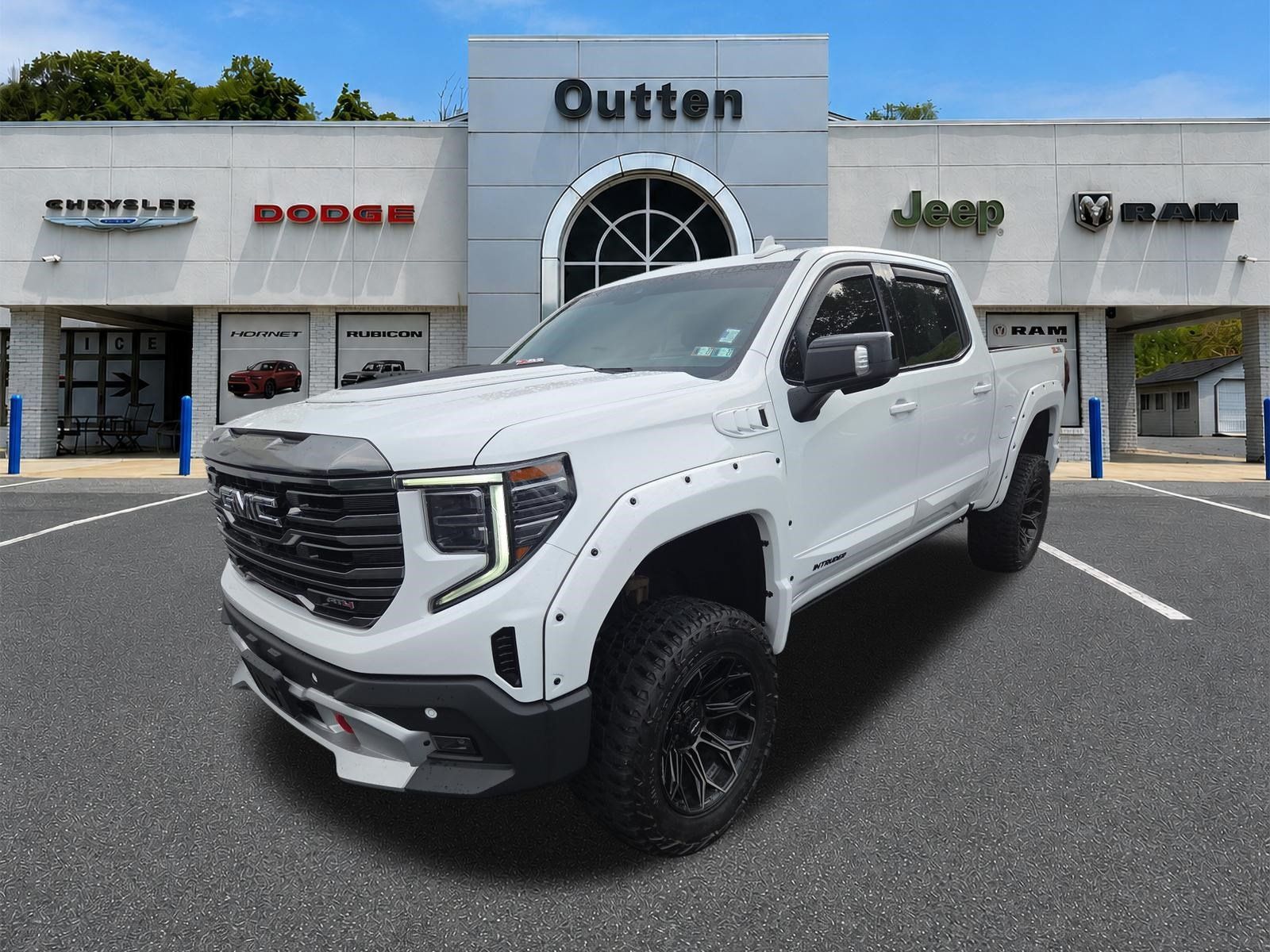 Used 2023 GMC Sierra 1500 AT4 w/ AT4 Premium Package AWD/4WD image 8
