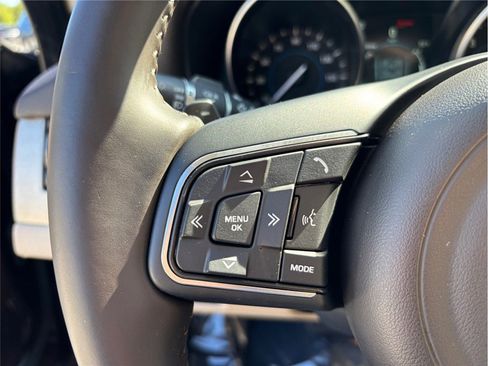 Used 2018 Jaguar XF Premium image 29