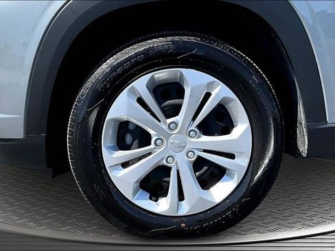 Used 2025 Chevrolet Trax LS image 32