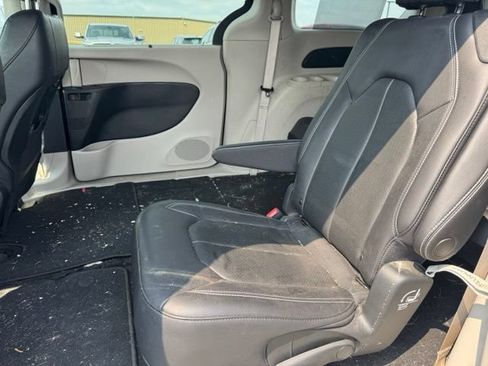 Used 2022 Chrysler Pacifica Touring-L FWD image 11