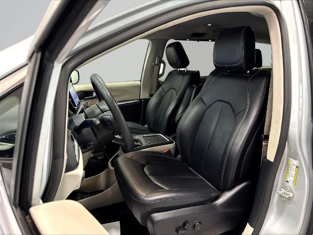Used 2024 Chrysler Pacifica Touring-L FWD image 22