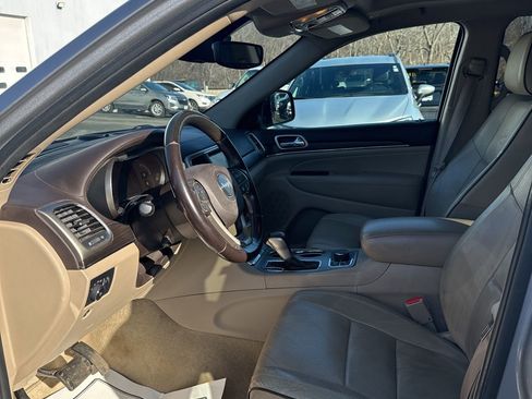 Used 2017 Jeep Grand Cherokee Overland w/ Jeep Active Safety Group image 8