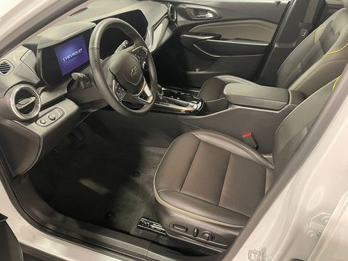 Used 2025 Chevrolet Trax ACTIV FWD image 3
