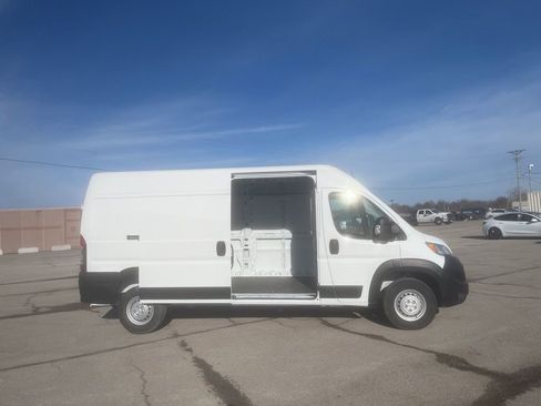 Used 2025 RAM ProMaster 2500 w/ Convenience Group image 3