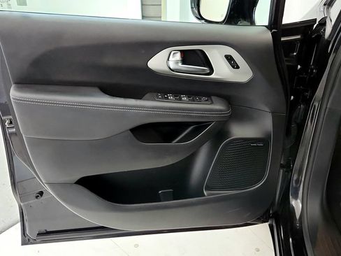Used 2023 Chrysler Pacifica Limited w/ Uconnect Theater Family Group AWD/4WD image 23