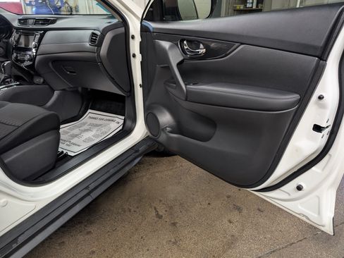 Used 2018 Nissan Rogue SV FWD image 4
