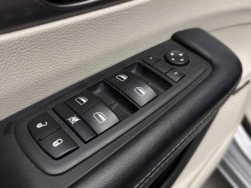 Used 2018 Chrysler Pacifica Limited w/ Advanced Safetytec Group FWD image 12