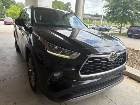 Used 2021 Toyota Highlander Platinum FWD image 4