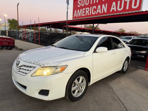 Used 2010 Toyota Camry LE image 3