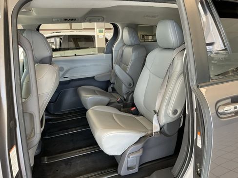 Used 2021 Toyota Sienna XLE image 22