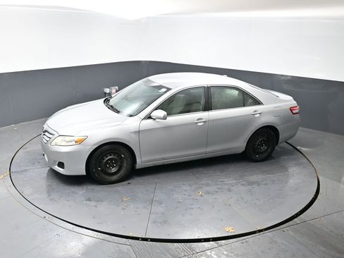 Used 2011 Toyota Camry image 16