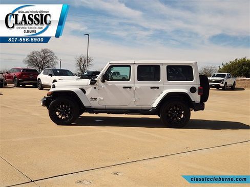 Used 2025 Jeep Wrangler Sahara image 6
