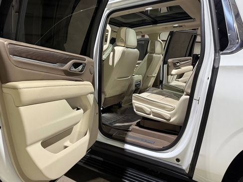 Used 2021 GMC Yukon XL Denali w/ Denali Premium Package image 17