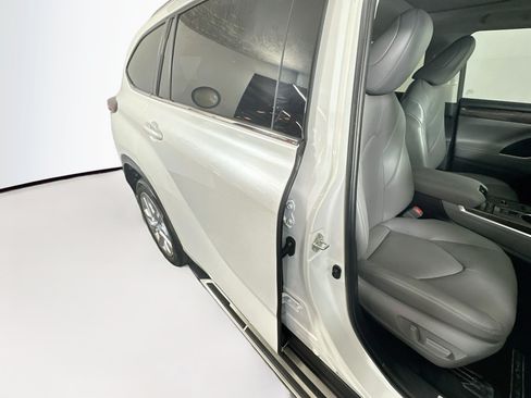 Used 2022 Toyota Highlander Limited FWD image 28