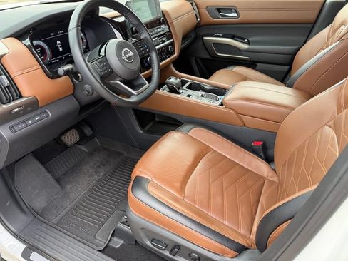 Certified 2024 Nissan Pathfinder Platinum FWD image 9