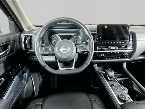 Used 2025 Nissan Pathfinder SL AWD/4WD image 8
