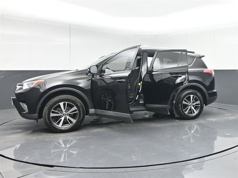 Used 2018 Toyota RAV4 XLE image 40
