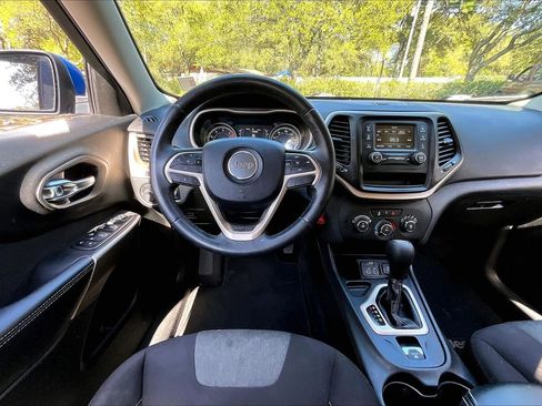 Used 2018 Jeep Cherokee Latitude w/ Altitude Package image 8