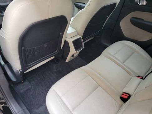 Used 2020 Volvo XC40 T4 Momentum image 40