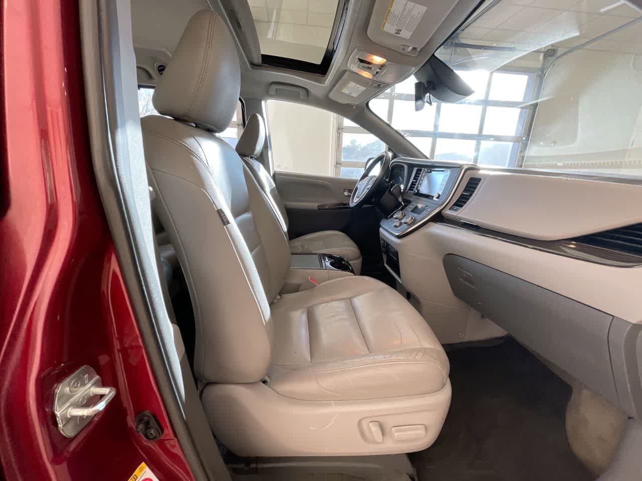 Used 2018 Toyota Sienna XLE FWD image 24