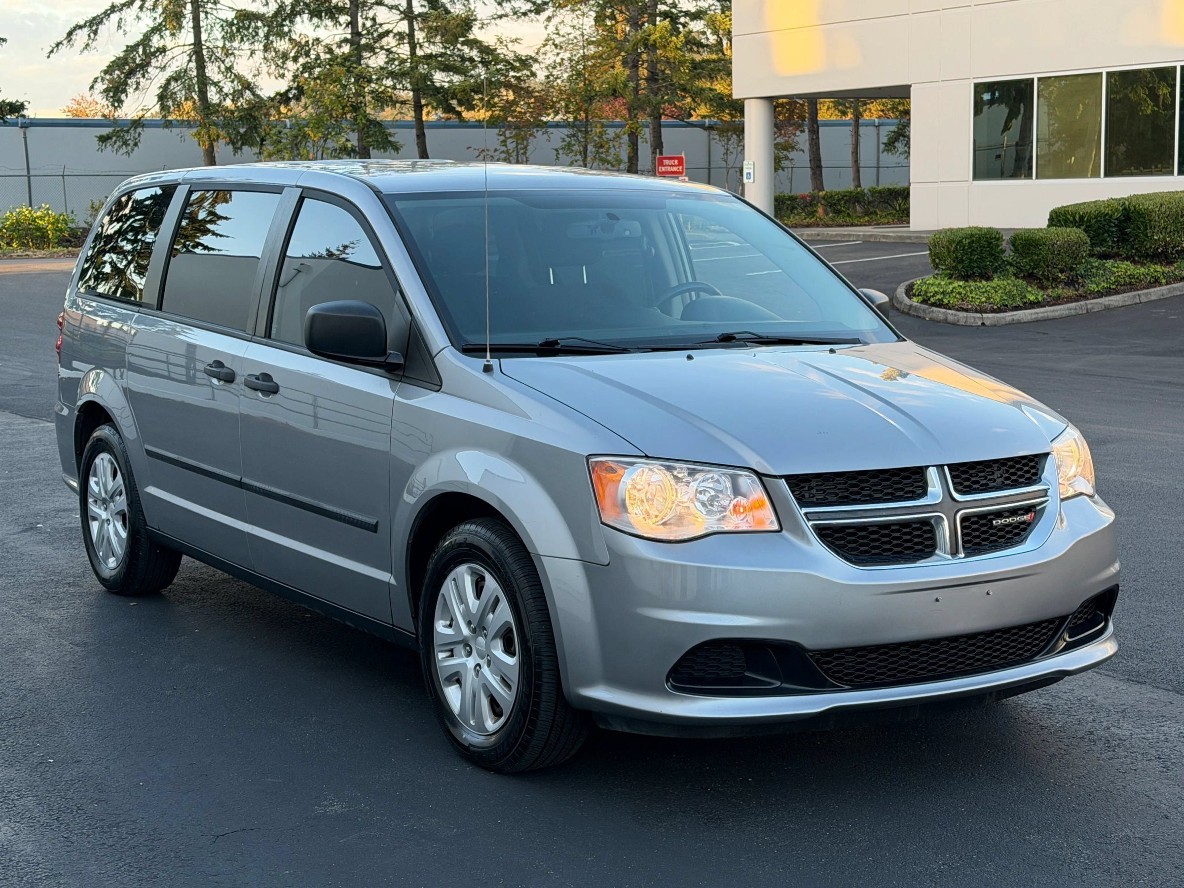 Used 2016 Dodge Grand Caravan American Value Package w/ UConnect Hands-Free Group FWD image 5