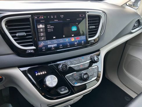 Used 2024 Chrysler Pacifica Touring-L image 8