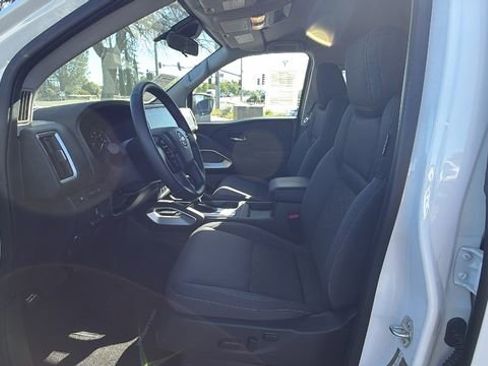 Used 2025 Nissan Frontier SV w/ SV Convenience Package image 32