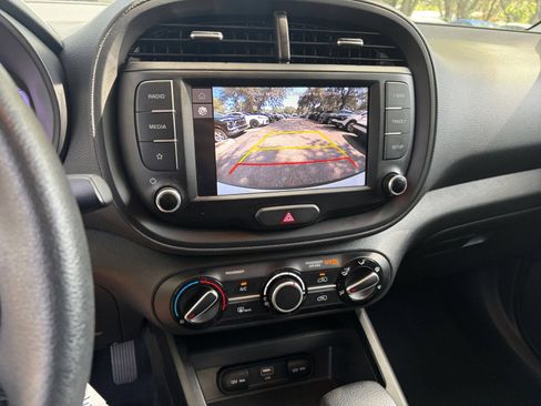 Used 2025 Kia Soul LX w/ LX Technology Package FWD image 17