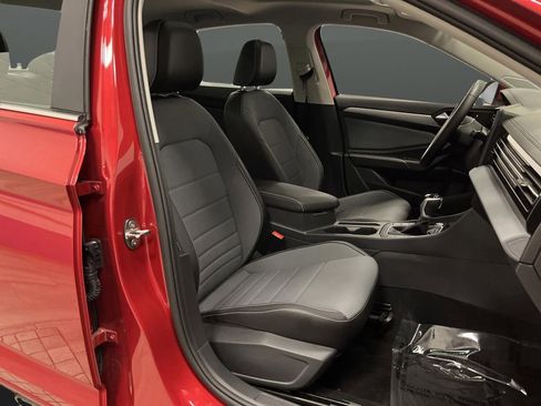 Used 2025 Volkswagen Jetta SE w/ Sunroof Package image 29