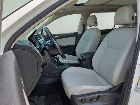 Used 2018 Volkswagen Tiguan SE w/ Panoramic Sunroof Package FWD image 15