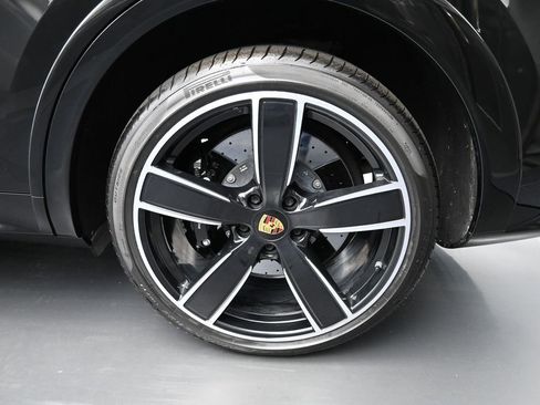 Certified 2022 Porsche Cayenne Turbo S AWD/4WD image 9