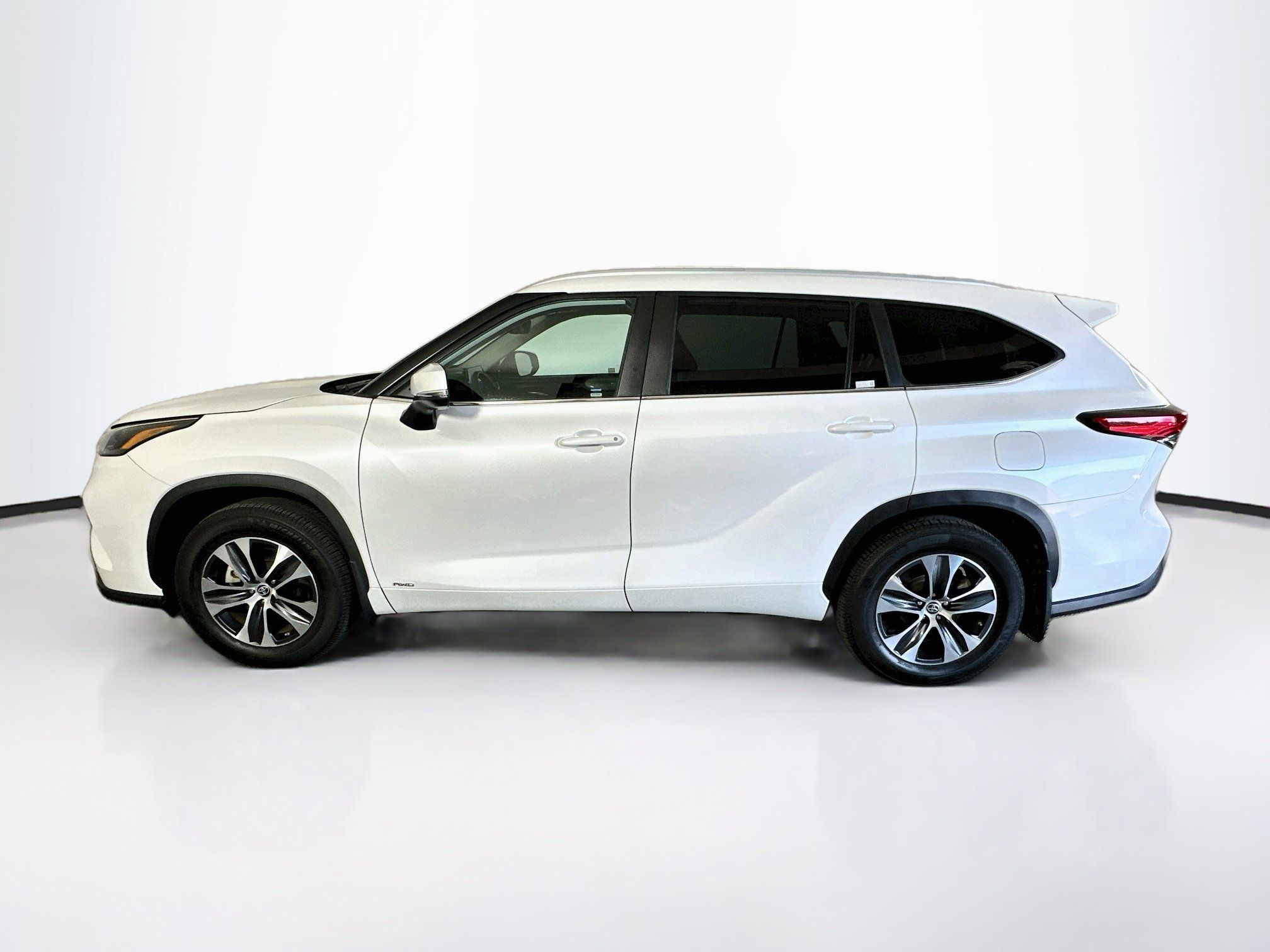 Used 2023 Toyota Highlander XLE AWD/4WD image 4