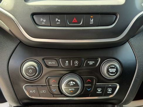 Used 2023 Jeep Cherokee Altitude Lux AWD/4WD image 18