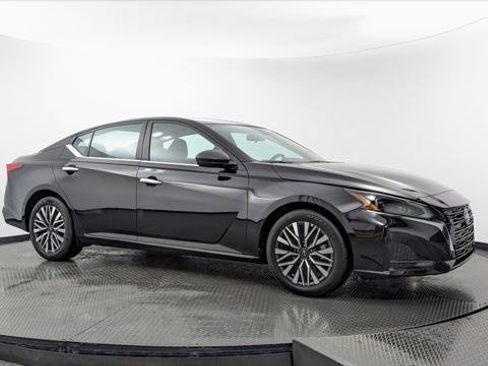 Used 2025 Nissan Altima 2.5 SV FWD image 11