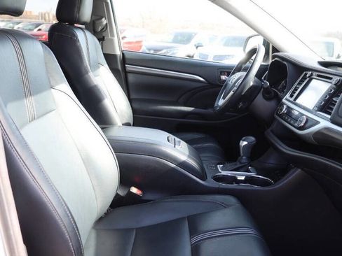 Used 2018 Toyota Highlander SE image 15