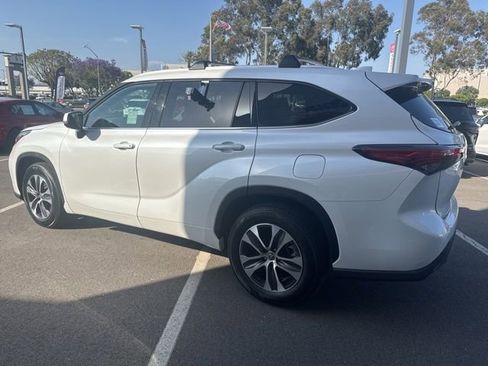 Used 2022 Toyota Highlander XLE FWD image 11