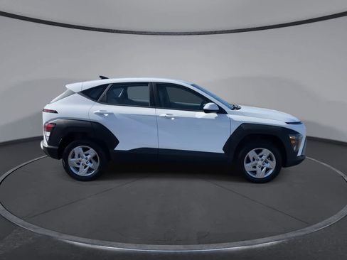 Used 2024 Hyundai Kona SE image 9