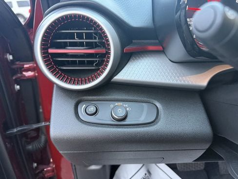 Used 2024 Chevrolet Trax RS w/ Sunroof Package image 18