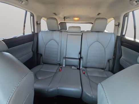 Used 2023 Toyota Highlander XLE FWD image 17