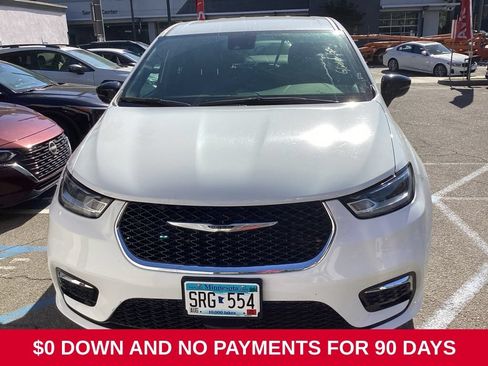 Used 2025 Chrysler Pacifica Select FWD image 2