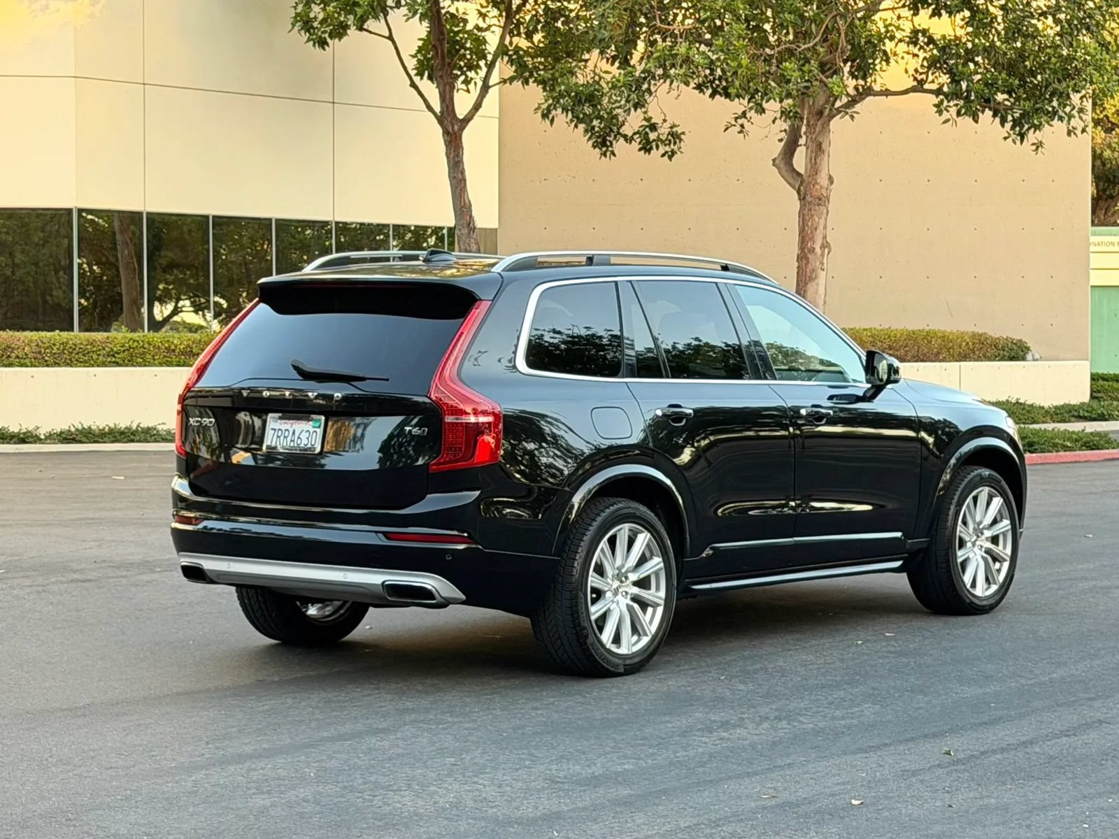 Used 2016 Volvo XC90 T6 Momentum AWD/4WD image 3