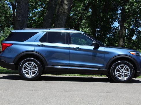 Used 2020 Ford Explorer XLT w/ Equipment Group 202A AWD/4WD image 8