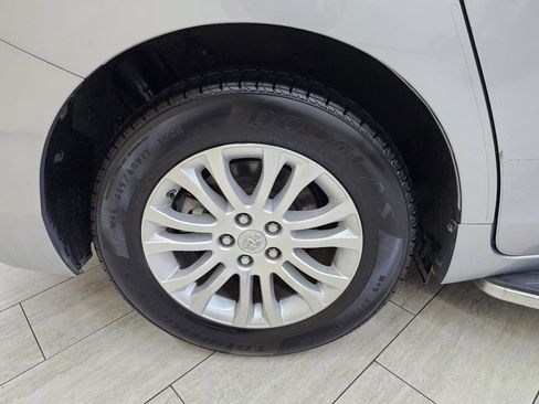 Used 2015 Toyota Sienna XLE w/ XLE Navigation Package FWD image 42
