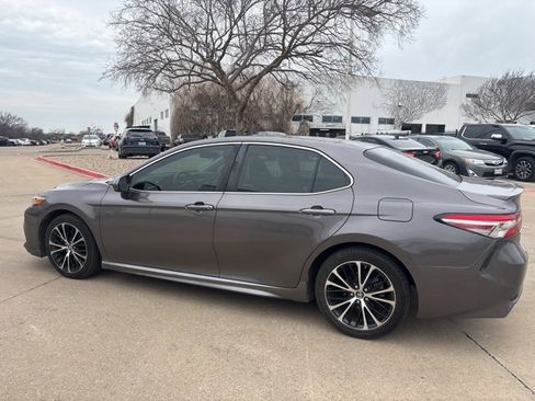 Used 2018 Toyota Camry XLE image 8