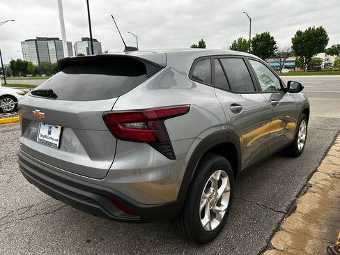 New 2026 Chevrolet Trax LS w/ LS Convenience Package FWD image 5