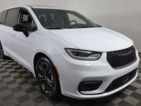 New 2026 Chrysler Pacifica Select image 1