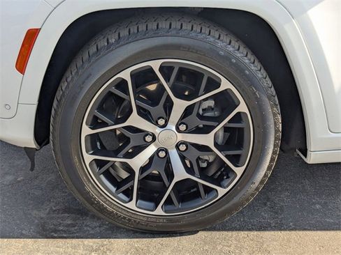 Used 2024 Jeep Grand Cherokee Summit image 9