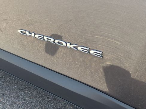 Used 2016 Jeep Cherokee Latitude w/ Cold Weather Group AWD/4WD image 12